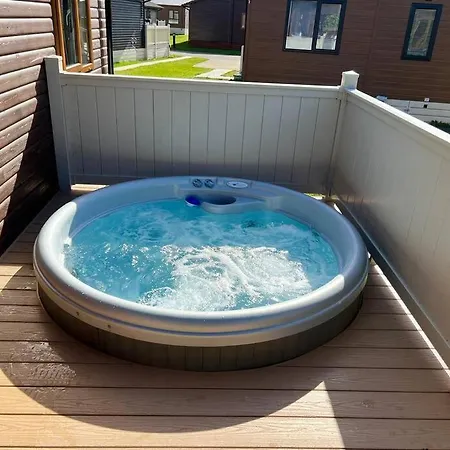 Lazy Bear Lodge With Hot Tub