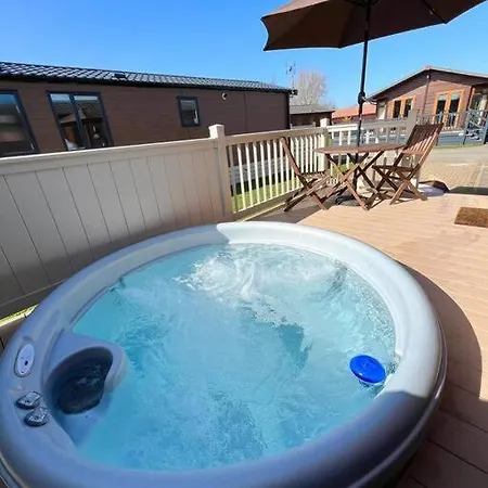 Lazy Bear Lodge With Hot Tub 펜션